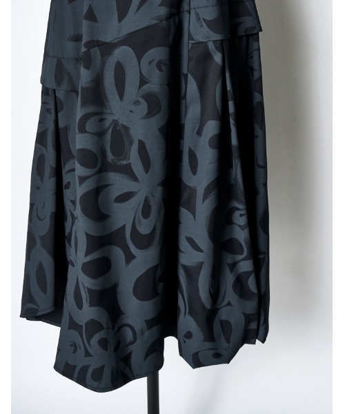 RUMCHE(ラムシェ)の「"Chain Flower" Print Skirt / チェーンフラワープリントスカート(スカート・レディース・ホワイト/ブラック・SMALL/MEDIUM)」の5枚目の写真