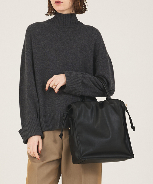 LOWELL things（ロウェル　シングス）の「Poche/ドローストリングトートＬ（トートバッグ・レディース・ベージュ/ブラック・フリー）」の2枚目の写真