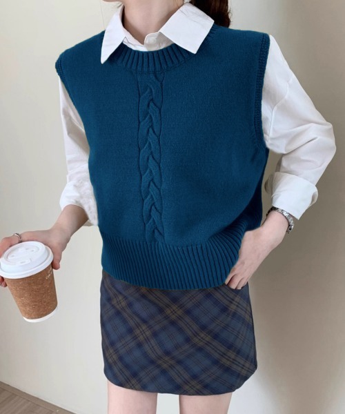 Miniministore(ミニミニストア)の「ケーブル編み ニットベスト バックボタン(ベスト・レディース・アイボリー/グレー/マスタード/ダークブルー/レッド・FREE)」の3枚目の写真