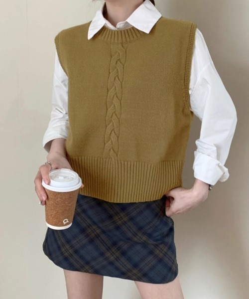 Miniministore(ミニミニストア)の「ケーブル編み ニットベスト バックボタン(ベスト・レディース・アイボリー/グレー/マスタード/ダークブルー/レッド・FREE)」の4枚目の写真
