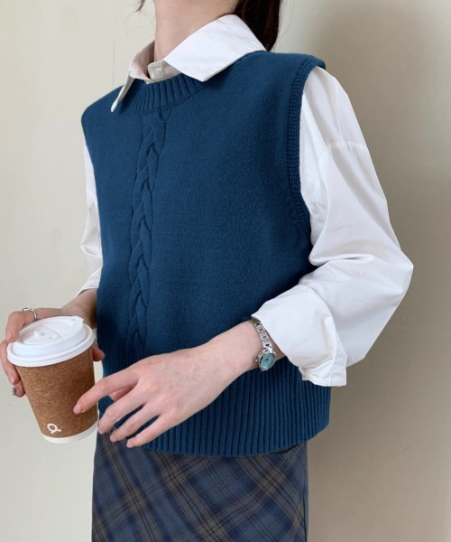 Miniministore(ミニミニストア)の「ケーブル編み ニットベスト バックボタン(ベスト・レディース・アイボリー/グレー/マスタード/ダークブルー/レッド・FREE)」の11枚目の写真
