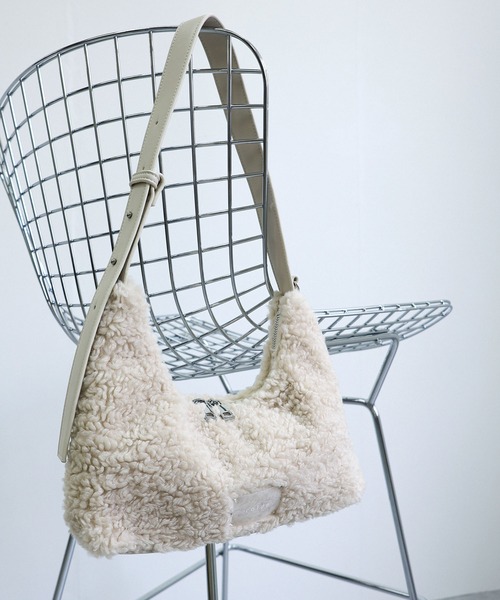 COLDE （コルデ）の「ボアショルダーバッグ（ショルダーバッグ・レディース・チャコール/アイボリー・FREE）」の2枚目の写真