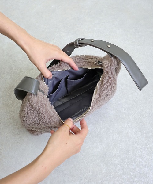 COLDE （コルデ）の「ボアショルダーバッグ（ショルダーバッグ・レディース・チャコール/アイボリー・FREE）」の13枚目の写真