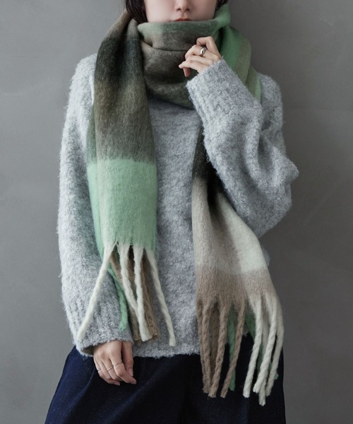 etoll.（エトル）の「フリンジシャギーボリュームマフラー（マフラー・レディース・ブラック/アイボリー/パープル/イエロー/ロイヤルブルー/グリーン/レッド・FREE）」の4枚目の写真