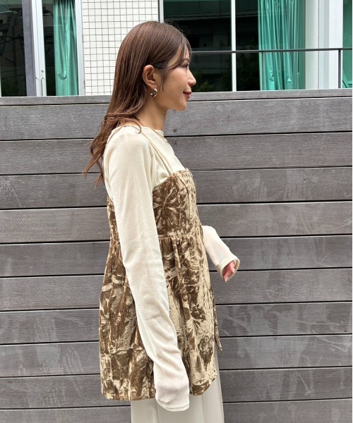 Sirin(シリン)の「【ZOZO限定】クラッシュベロアペプラムビスチェ(その他トップス・レディース・ブラウン/グレー・FREE)」の4枚目の写真