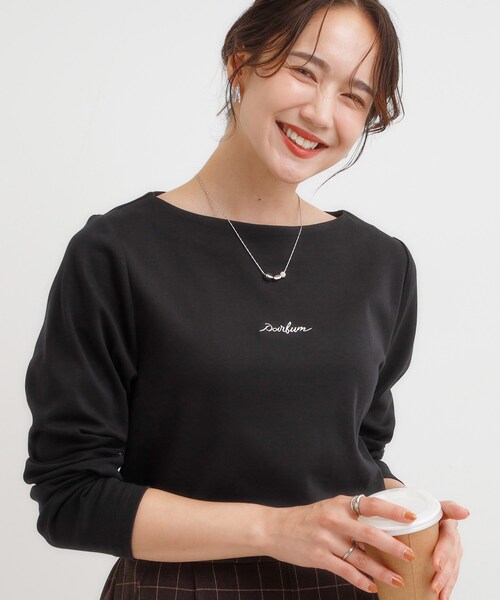 DRESKIP(ドレスキップ)の「【S-LL】お顔周りを美しく見せる ボートネックロンT(Tシャツ/カットソー・レディース・ホワイト系1/ダークブラウン系/ブラック系1/ピンク系2・01/02/03/04)」の1枚目の写真