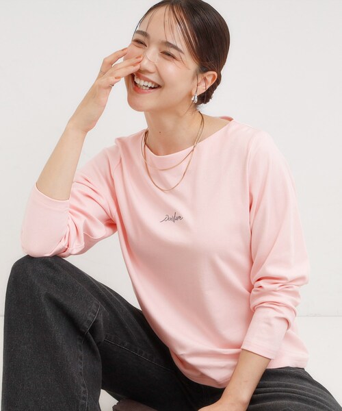 DRESKIP(ドレスキップ)の「【S-LL】お顔周りを美しく見せる ボートネックロンT(Tシャツ/カットソー・レディース・ホワイト系1/ダークブラウン系/ブラック系1/ピンク系2・01/02/03/04)」の4枚目の写真