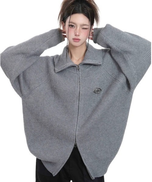 MASHIRO（マシロ）の「【MASHIRO】ルーズシルエットハイネックジップニット Y2K バッジ付き（MA/EKW123）（ニット/セーター・レディース・グレー/ブラック・FREE）」の4枚目の写真