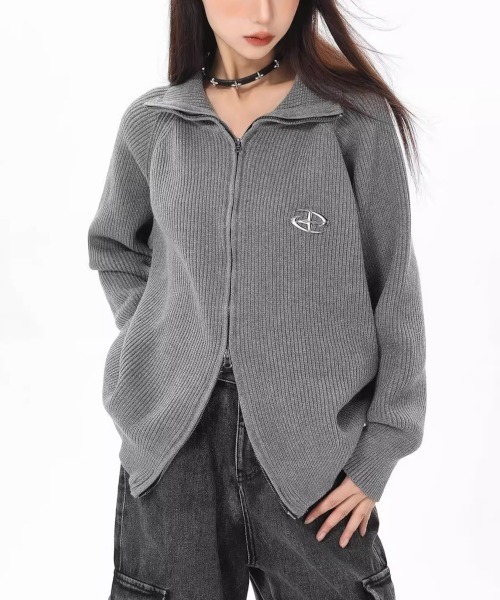MASHIRO（マシロ）の「【MASHIRO】ルーズシルエットハイネックジップニット Y2K バッジ付き（MA/EKW123）（ニット/セーター・レディース・グレー/ブラック・FREE）」の3枚目の写真