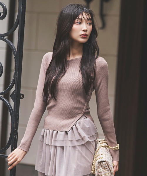 AND COUTURE(アンドクチュール)の「アシメVネック長袖プルオーバー(ニット/セーター・レディース・ボルドー/ダークブラウン/アイボリー/サックスブルー/ブラック/モカ/レッド・FREE)」の4枚目の写真