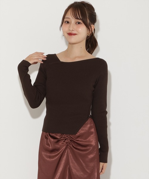 AND COUTURE(アンドクチュール)の「アシメVネック長袖プルオーバー(ニット/セーター・レディース・ボルドー/ダークブラウン/アイボリー/サックスブルー/ブラック/モカ/レッド・FREE)」の3枚目の写真
