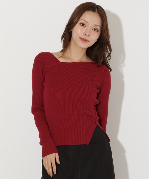 AND COUTURE(アンドクチュール)の「アシメVネック長袖プルオーバー(ニット/セーター・レディース・ボルドー/ダークブラウン/アイボリー/サックスブルー/ブラック/モカ/レッド・FREE)」の6枚目の写真
