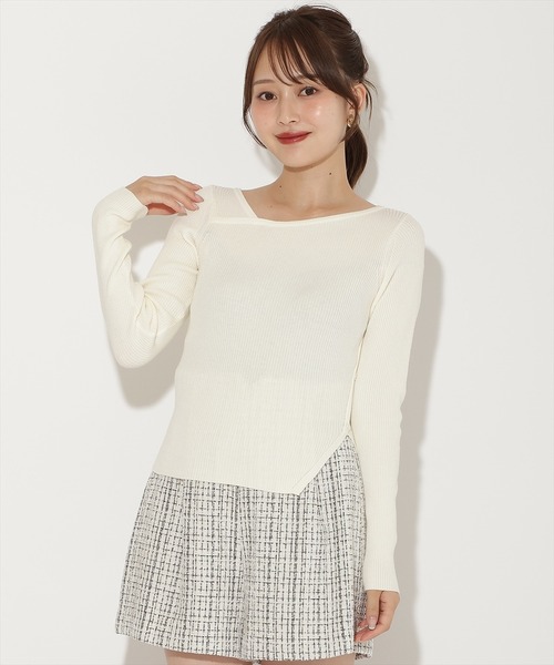 AND COUTURE(アンドクチュール)の「アシメVネック長袖プルオーバー(ニット/セーター・レディース・ボルドー/ダークブラウン/アイボリー/サックスブルー/ブラック/モカ/レッド・FREE)」の2枚目の写真