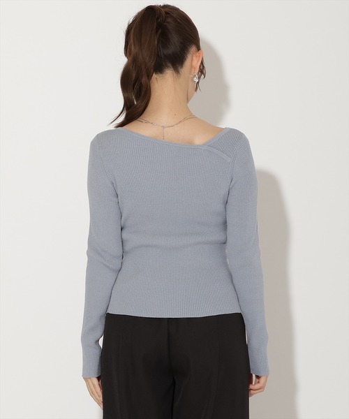 AND COUTURE(アンドクチュール)の「アシメVネック長袖プルオーバー(ニット/セーター・レディース・ボルドー/ダークブラウン/アイボリー/サックスブルー/ブラック/モカ/レッド・FREE)」の14枚目の写真