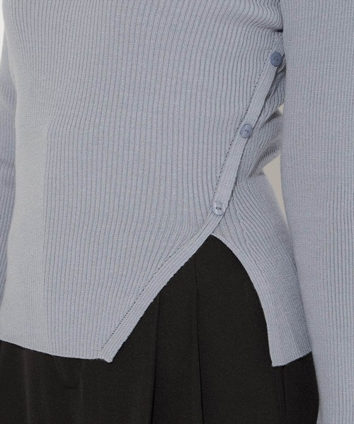 AND COUTURE(アンドクチュール)の「アシメVネック長袖プルオーバー(ニット/セーター・レディース・ボルドー/ダークブラウン/アイボリー/サックスブルー/ブラック/モカ/レッド・FREE)」の17枚目の写真