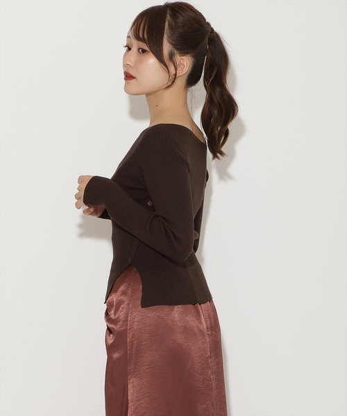AND COUTURE(アンドクチュール)の「アシメVネック長袖プルオーバー(ニット/セーター・レディース・ボルドー/ダークブラウン/アイボリー/サックスブルー/ブラック/モカ/レッド・FREE)」の10枚目の写真