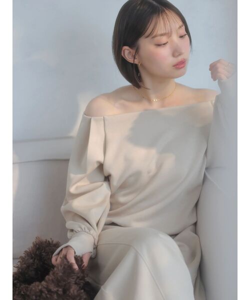 dazzlin(ダズリン)の「【吉田朱里】タックスリーブオフショルスウェット ※BLACK WEB限定カラー(スウェット・レディース・ベージュ/オフホワイト/チャコールグレー/ブラック・FREE)」の1枚目の写真