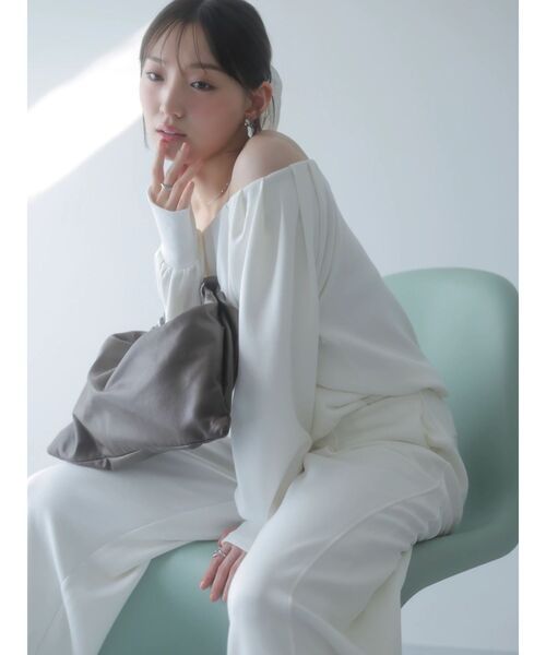 dazzlin(ダズリン)の「【吉田朱里】タックスリーブオフショルスウェット ※BLACK WEB限定カラー(スウェット・レディース・ベージュ/オフホワイト/チャコールグレー/ブラック・FREE)」の2枚目の写真