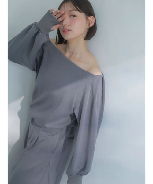 dazzlin(ダズリン)の「【吉田朱里】タックスリーブオフショルスウェット ※BLACK WEB限定カラー(スウェット・レディース・ベージュ/オフホワイト/チャコールグレー/ブラック・FREE)」の4枚目の写真