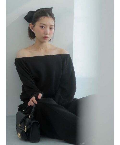 dazzlin(ダズリン)の「【吉田朱里】タックスリーブオフショルスウェット ※BLACK WEB限定カラー(スウェット・レディース・ベージュ/オフホワイト/チャコールグレー/ブラック・FREE)」の3枚目の写真