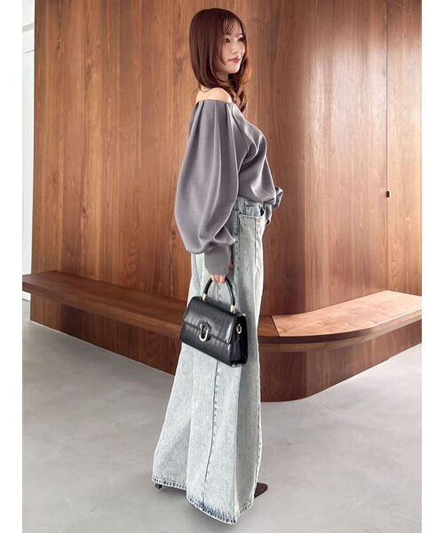 dazzlin(ダズリン)の「【吉田朱里】タックスリーブオフショルスウェット ※BLACK WEB限定カラー(スウェット・レディース・ベージュ/オフホワイト/チャコールグレー/ブラック・FREE)」の6枚目の写真