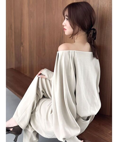 dazzlin(ダズリン)の「【吉田朱里】タックスリーブオフショルスウェット ※BLACK WEB限定カラー(スウェット・レディース・ベージュ/オフホワイト/チャコールグレー/ブラック・FREE)」の9枚目の写真