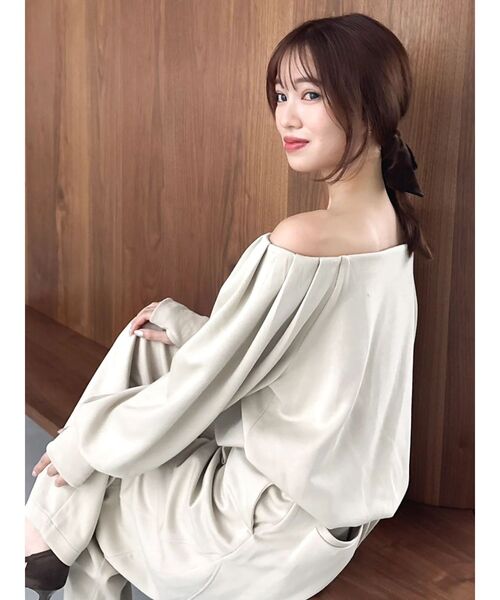 dazzlin(ダズリン)の「【吉田朱里】タックスリーブオフショルスウェット ※BLACK WEB限定カラー(スウェット・レディース・ベージュ/オフホワイト/チャコールグレー/ブラック・FREE)」の10枚目の写真