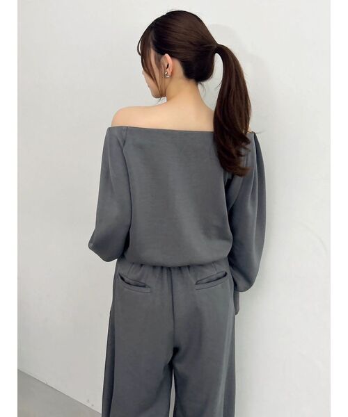 dazzlin(ダズリン)の「【吉田朱里】タックスリーブオフショルスウェット ※BLACK WEB限定カラー(スウェット・レディース・ベージュ/オフホワイト/チャコールグレー/ブラック・FREE)」の21枚目の写真