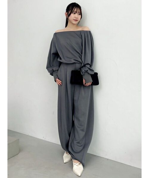 dazzlin(ダズリン)の「【吉田朱里】タックスリーブオフショルスウェット ※BLACK WEB限定カラー(スウェット・レディース・ベージュ/オフホワイト/チャコールグレー/ブラック・FREE)」の22枚目の写真