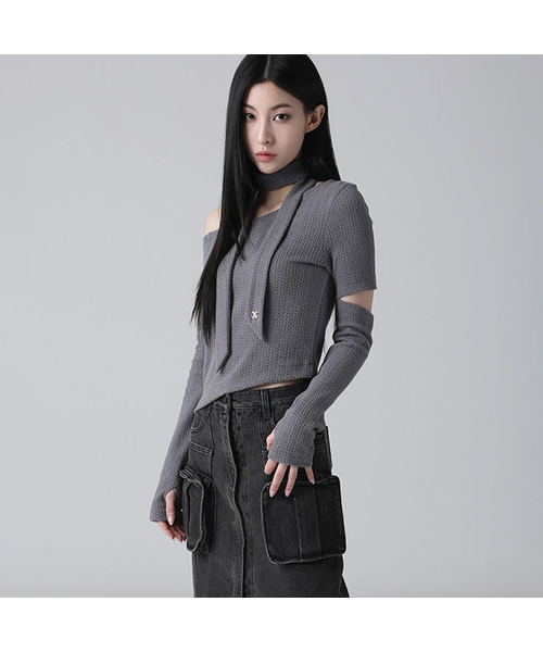 AVANDRESS(アバンドレス )の「Bonnie Off-shoulder Scarf T-shirt - 5COL(Tシャツ/カットソー・レディース・ブラック/アイボリー/グレー/ラベンダー/チャコール・MEDIUM/SMALL)」の5枚目の写真