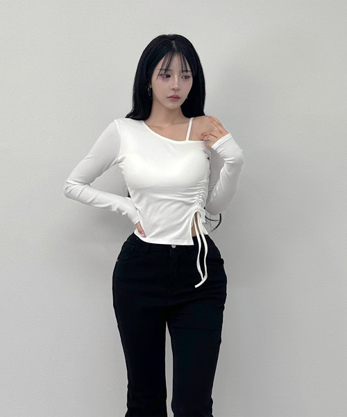 FOLLOWIN(フォロウィン)の「【 カップ付き 】サイドギャザー スリムカットソートップス(Tシャツ/カットソー・レディース・チャコールグレー/ブラック/ホワイト・FREE)」の6枚目の写真