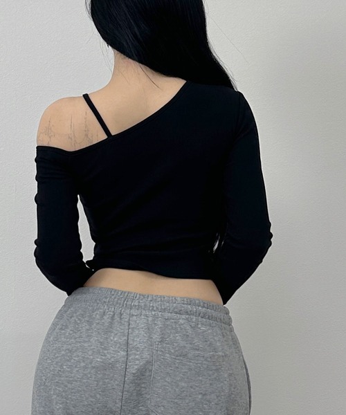 FOLLOWIN(フォロウィン)の「【 カップ付き 】サイドギャザー スリムカットソートップス(Tシャツ/カットソー・レディース・チャコールグレー/ブラック/ホワイト・FREE)」の22枚目の写真