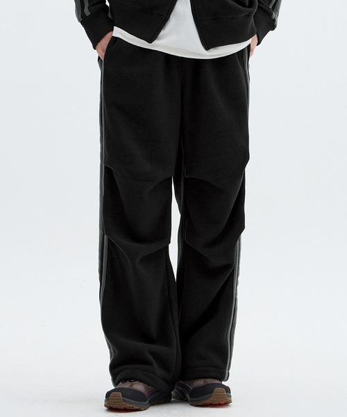 ALAND(エーランド)の「セットアップ可【UNISEX】Filluminate/トラックフリースパンツ(スウェットパンツ・レディース・ブラック/アイボリー・SMALL/MEDIUM)」の1枚目の写真