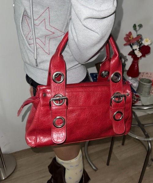 SHAGGIE(シャギー)の「ダブルハンドルアイレットミニボストンバッグ(ボストンバッグ・レディース・レッド/ブラウン/ブラック・FREE)」の3枚目の写真