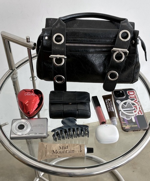 SHAGGIE(シャギー)の「ダブルハンドルアイレットミニボストンバッグ(ボストンバッグ・レディース・レッド/ブラウン/ブラック・FREE)」の14枚目の写真