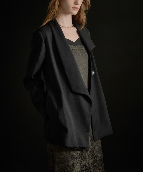 LE'RURE（リルアー）の「Irregular collar design jacket（テーラードジャケット・レディース・ベージュ/ブラック/グレー・SMALL/MEDIUM）」の2枚目の写真