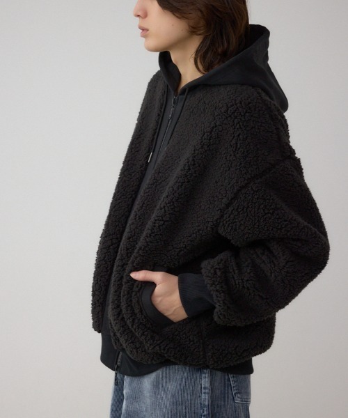 AZUL by moussy（アズールバイマウジー）の「シープボア×スウェット切替防風ブルゾン（スウェット・メンズ・カーキ/ブラック/チャコールグレー・LARGE/MEDIUM）」の2枚目の写真