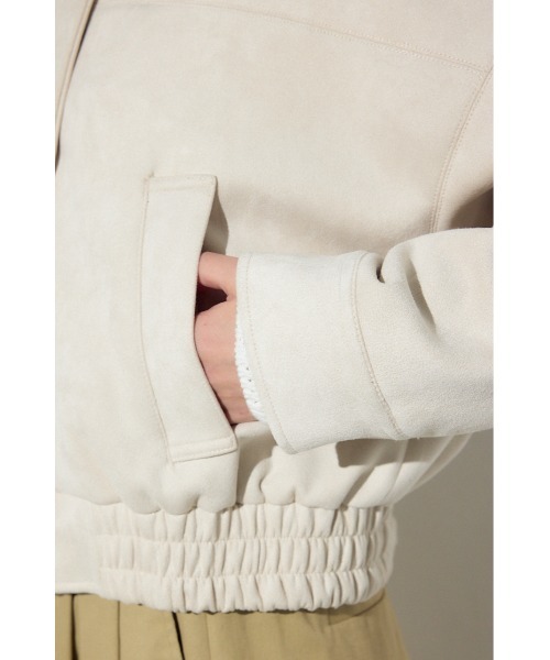 AZUL by moussy（アズールバイマウジー）の「フェイクスエードショートブルゾン（ブルゾン・レディース・アイボリー/ブラック/ベージュ・FREE）」の4枚目の写真