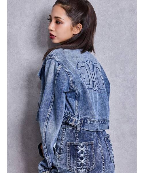 GYDA(ジェイダ)の「Symmery GYDA EMBOSSノーカラーデニムショートブルゾン(デニムジャケット・レディース・ブラック/ライトブルー/ブルー・FREE)」の3枚目の写真