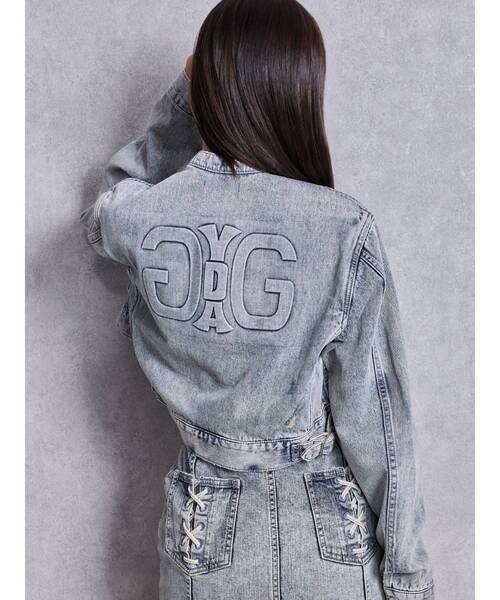 GYDA(ジェイダ)の「Symmery GYDA EMBOSSノーカラーデニムショートブルゾン(デニムジャケット・レディース・ブラック/ライトブルー/ブルー・FREE)」の2枚目の写真