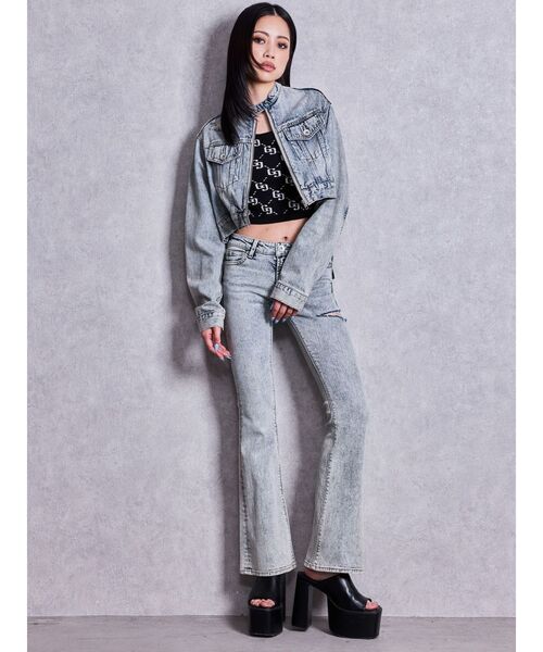 GYDA（ジェイダ）の「Symmetry GYDA EMBOSSノーカラーデニムショートブルゾン【セットアップ着用可能】（デニムジャケット・レディース・ブラック/ライトブルー/ブルー・FREE）」の6枚目の写真