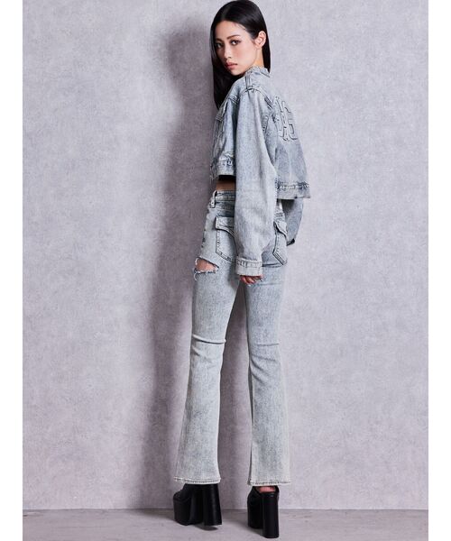 GYDA（ジェイダ）の「Symmetry GYDA EMBOSSノーカラーデニムショートブルゾン【セットアップ着用可能】（デニムジャケット・レディース・ブラック/ライトブルー/ブルー・FREE）」の8枚目の写真