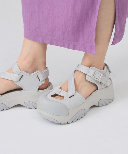 Ray BEAMS（レイビームス）の「FILA / PEITO MAX SD（サンダル・レディース・ブラック/グレー・25/24/23）」の3枚目の写真