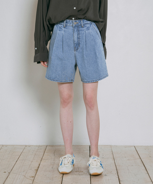 P3245 ツーピンタックデニムショーツ_ライトブルー