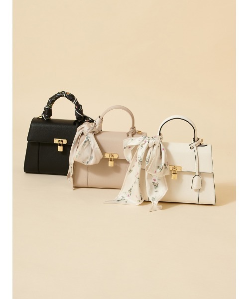 SNIDEL（スナイデル）の「スカーフパッドロックバッグ（ハンドバッグ・レディース・グレイッシュベージュ/ブラック/アイボリー・F）」の4枚目の写真