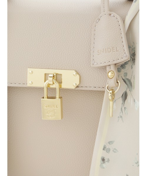 SNIDEL（スナイデル）の「スカーフパッドロックバッグ（ハンドバッグ・レディース・グレイッシュベージュ/ブラック/アイボリー・F）」の13枚目の写真