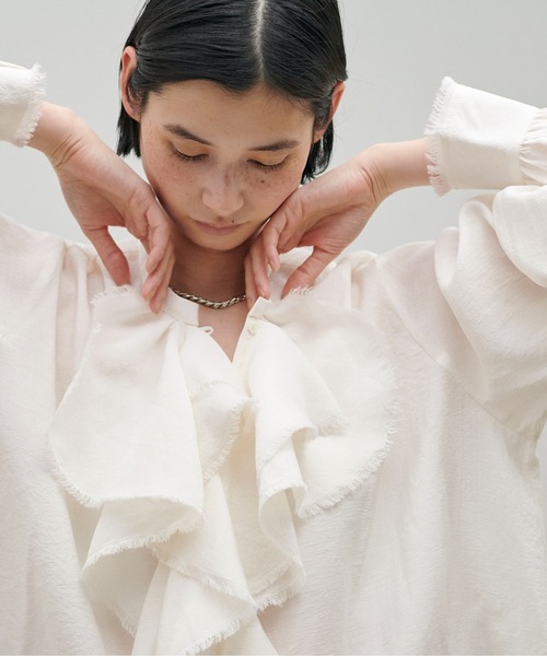 LARUTA（ラルータ）の「【LARUTA】ラッフルフリンジブラウス（シャツ/ブラウス・レディース・アイボリー/ライトベージュ/ブラック・FREE）」の4枚目の写真