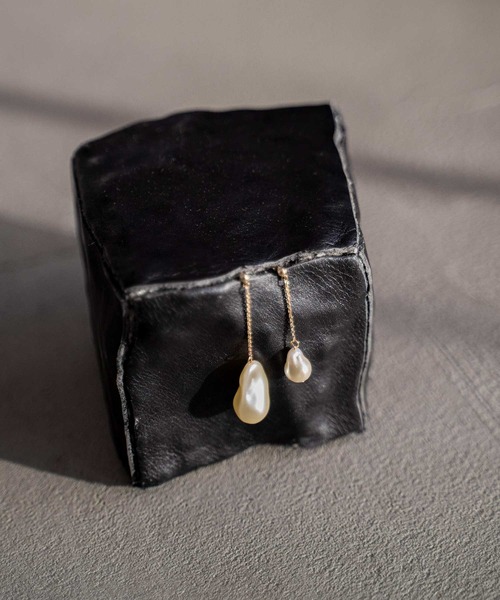 NOELA(ノエラ)の「バロックパールアシメピアス(ピアス(両耳用)・レディース・シルバー/ゴールド・フリー)」の2枚目の写真