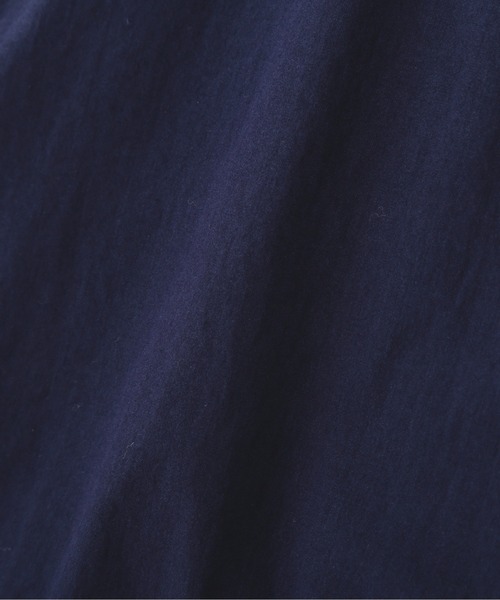 MHL.(エムエイチエル)の「COTTON NYLON PLAINWEAVE(ブルゾン・レディース・グレー/インディゴブルー・1/2)」の9枚目の写真