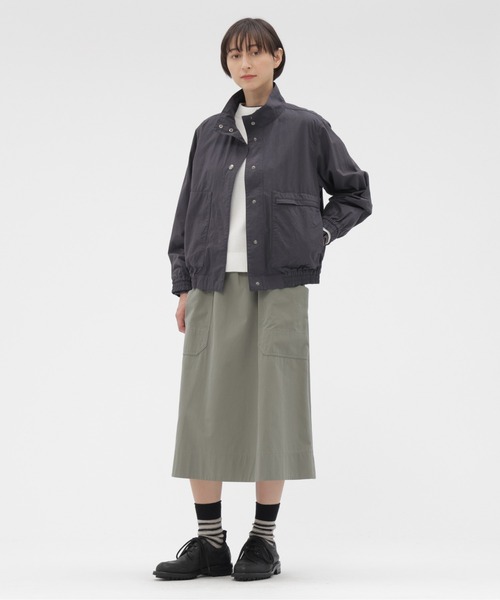 MHL.(エムエイチエル)の「COTTON NYLON PLAINWEAVE(ブルゾン・レディース・グレー/インディゴブルー・1/2)」の3枚目の写真